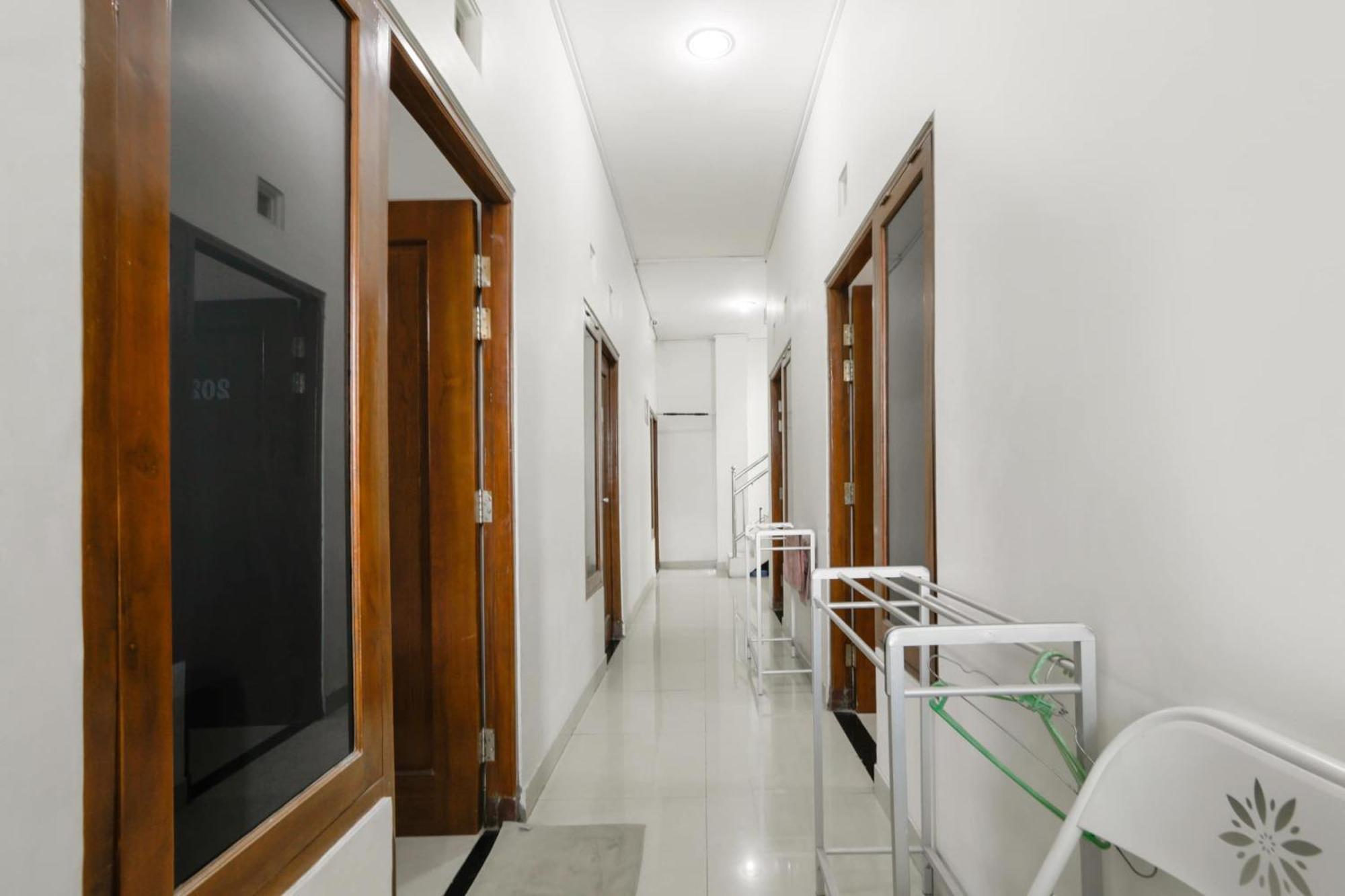 Super Oyo 3838 Tamansari Guest House Surakarta  Exterior photo